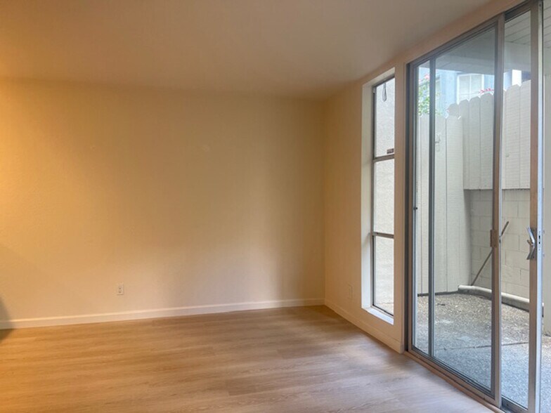 Building Photo - 811 York St