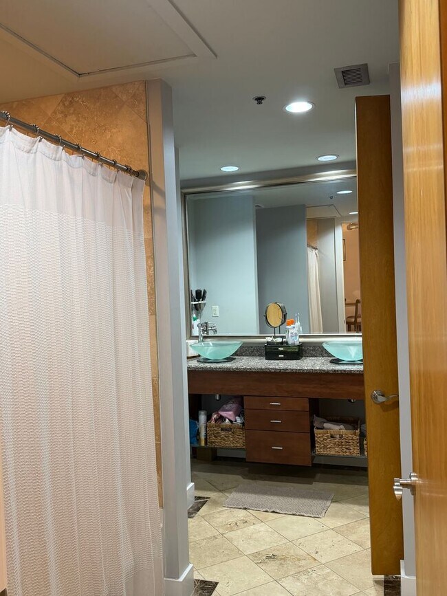 Building Photo - Two Bed/Two Bath Condo in Downtown