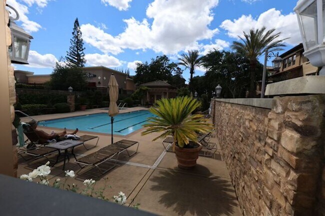 Building Photo - Beautiful Pavilions Condo!