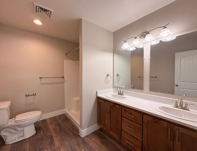 Building Photo - BIGFIR1069-1071