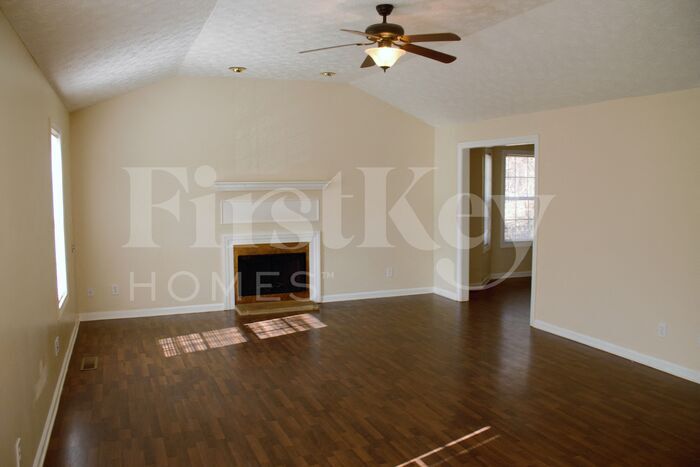 Building Photo - 3930 Pine Tree Ln