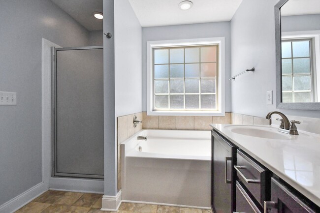 Building Photo - Pet Friendly Four Bedroom!