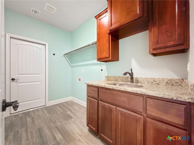 Building Photo - 1066 Vista Dr