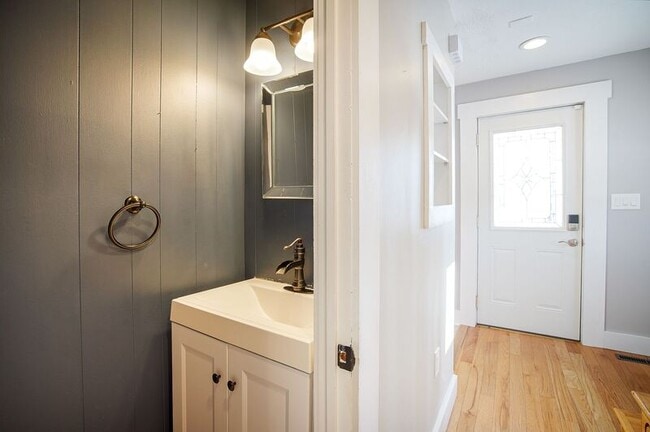 Building Photo - 40 Lealand Ave