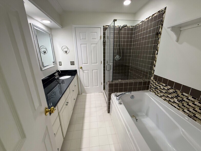 Building Photo - 6020 Lincolnia Rd