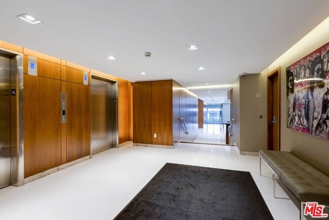 Building Photo - 838 N Doheny Dr