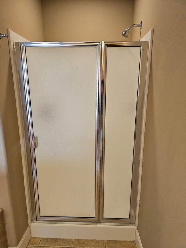 Building Photo - Townhouse located near Canyon Rim Parkway and tons of shopping