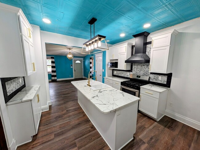 Building Photo - 517 1st Ave W