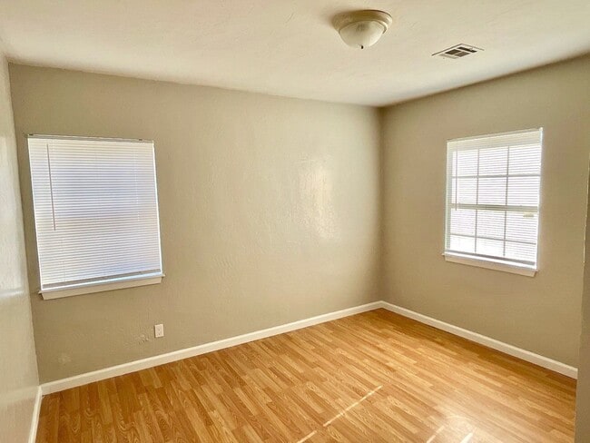 Building Photo - Great 3 Bedroom 1 Bathroom Home Near the Fairgrounds!