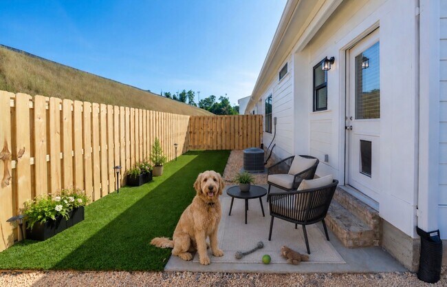 Building Photo - One Bedroom Cottage with Garage AND Fenced Backyard!