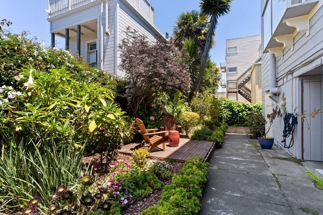 Building Photo - 2 Bed, 2 Bath Victorian Style Condo with M...