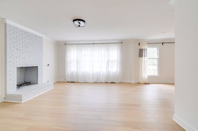 Building Photo - Chapel Hill Retreat: Spacious 4-Bedroom with Fenced-in Backyard