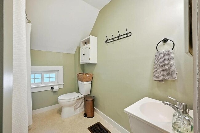 Building Photo - 14 Maple St