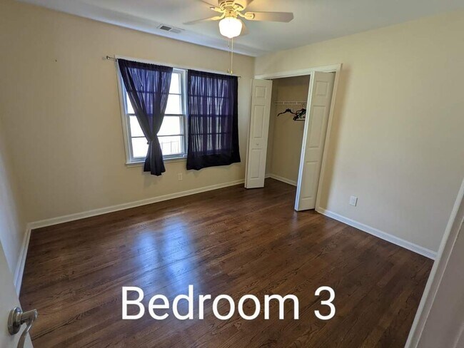 Building Photo - 275 E Lake Dr