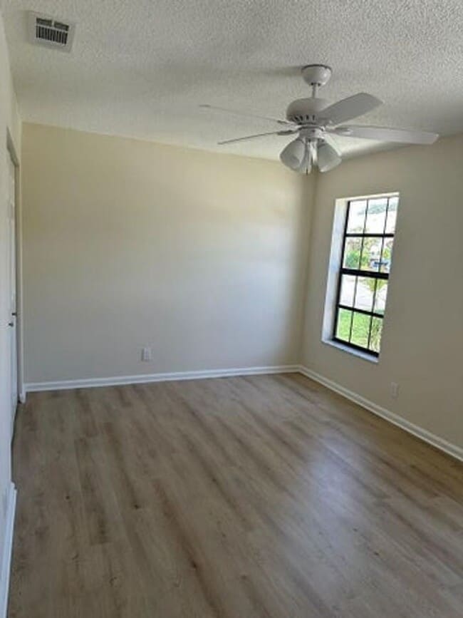 Building Photo - 406 Buttonwood Pl