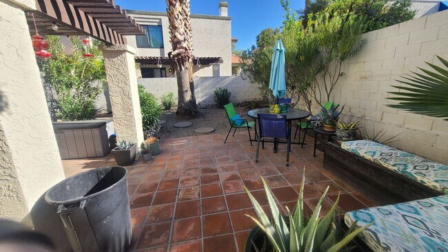 Building Photo - Pointe South Mountain 2-bedroom condo, gat...