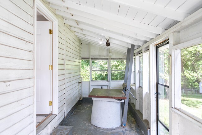 Building Photo - 115 E Parker Rd