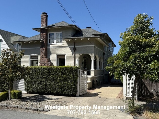 Building Photo - 109 7th St