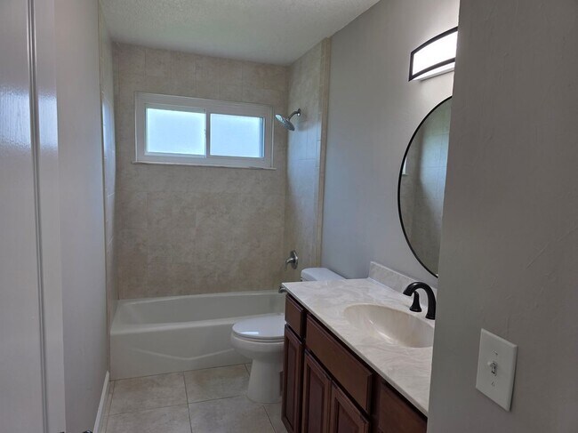 Building Photo - 180 Martinique Cir