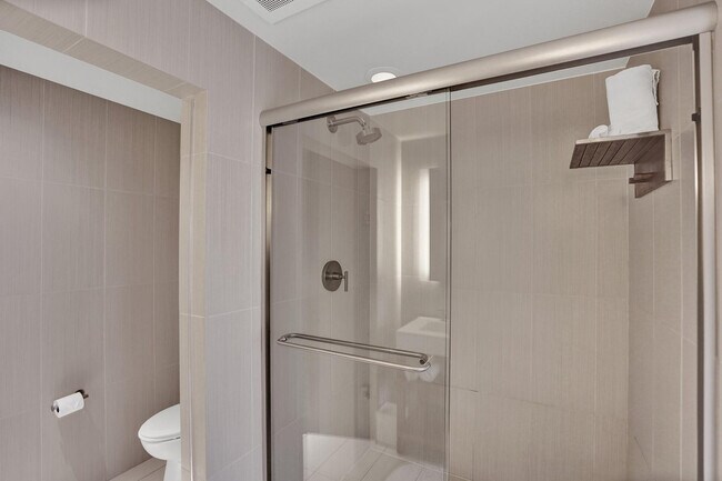 Building Photo - 3101 Bayshore Dr