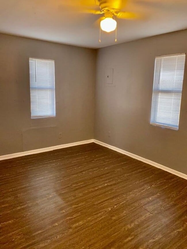Building Photo - Handyman Special $0 First Month's Rent / “You fix, you SAVE BIG!!” Contact Mayshell for details: ...
