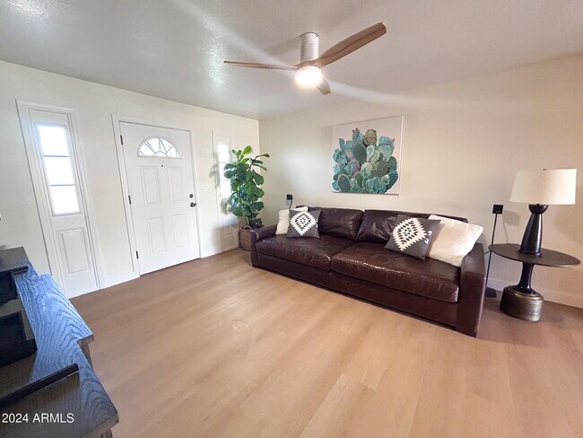 Building Photo - 1126 W Oxford Dr