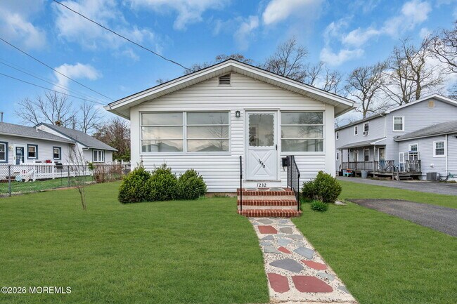 Building Photo - 1232 Pine Tree Way