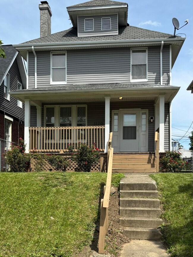 Primary Photo - 1170 Walters St