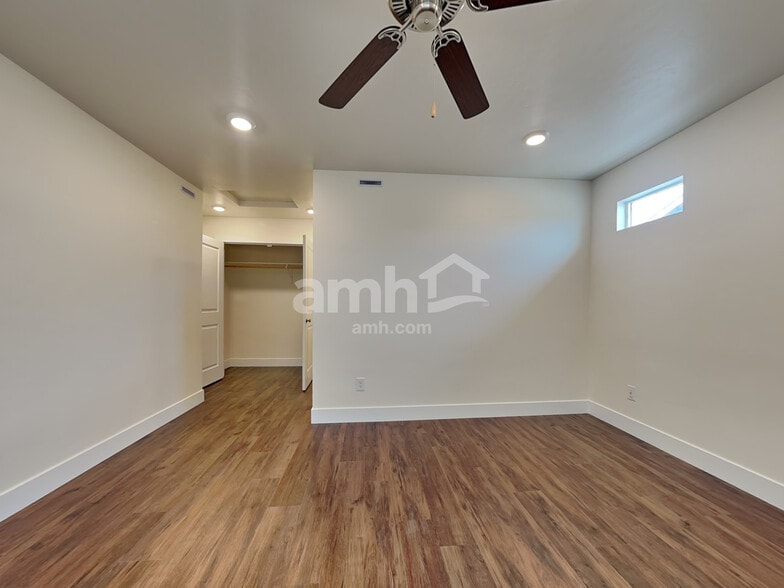 Building Photo - 1067 S Jillian Ave