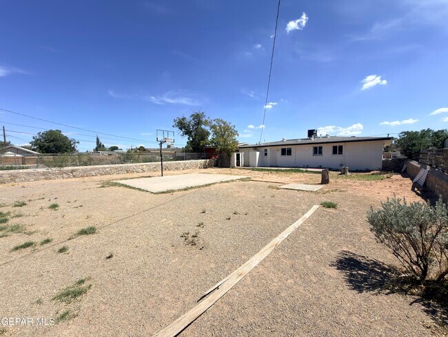 Building Photo - 7605 Parkland Dr
