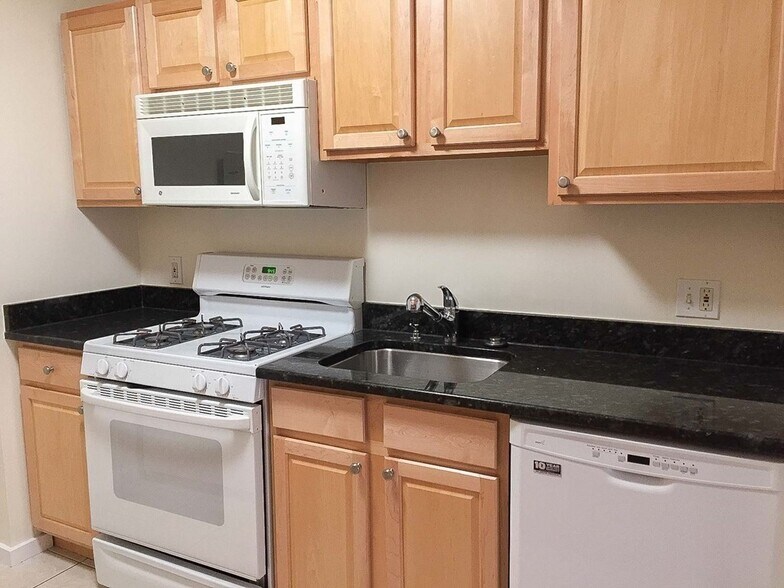 Building Photo - 33 Pond Ave