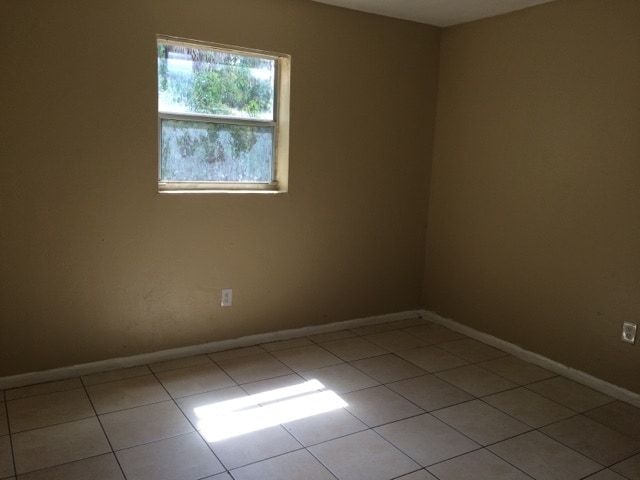 Building Photo - Large 6-2 house with new central air