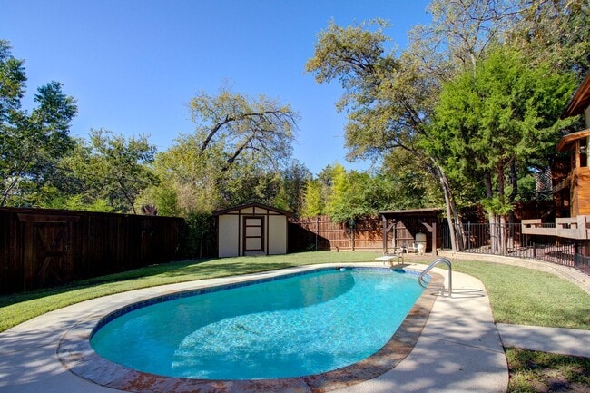 Building Photo - Available August 1st | 4 Bedroom Home with...