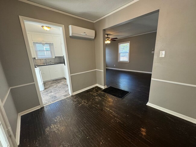 Building Photo - Adorable two bedroom one bathroom home loc...