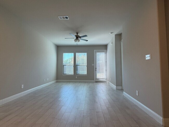 Building Photo - 624 Hutchinson Ln