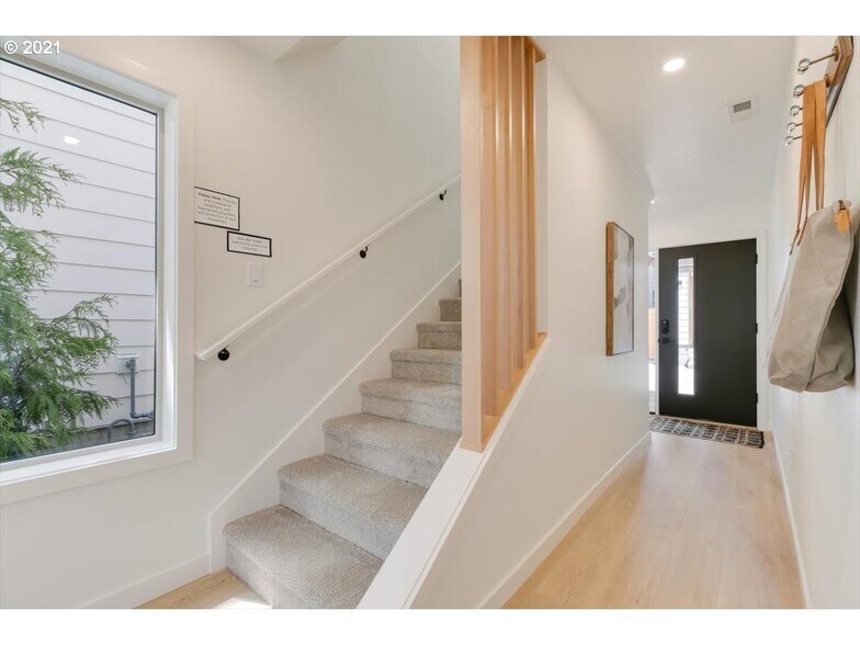 Building Photo - 3958 SE Gladstone St