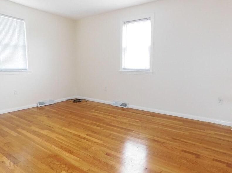 Building Photo - 249 Bridge St