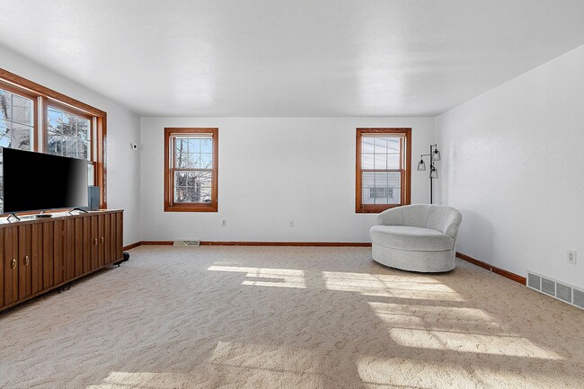 Building Photo - 5 BEDROOM 4.5 BATH PRIVATE BACKYARD