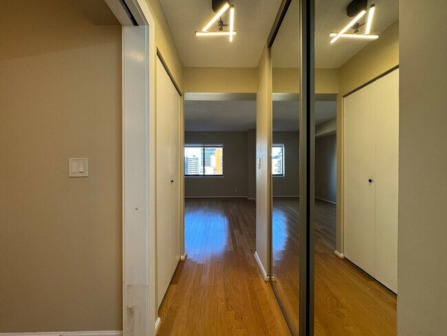 Building Photo - Luxurious Double Suite Condo With 2 Full Baths and Sunroom In Desired Belvedere Condominiums