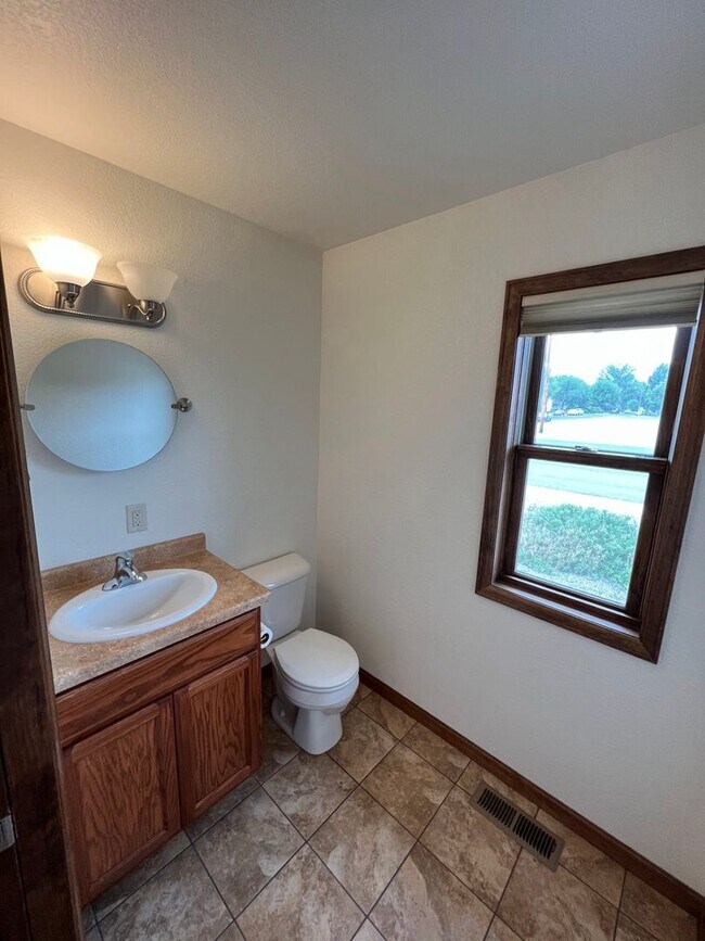 Building Photo - 409 S Broadway Ave