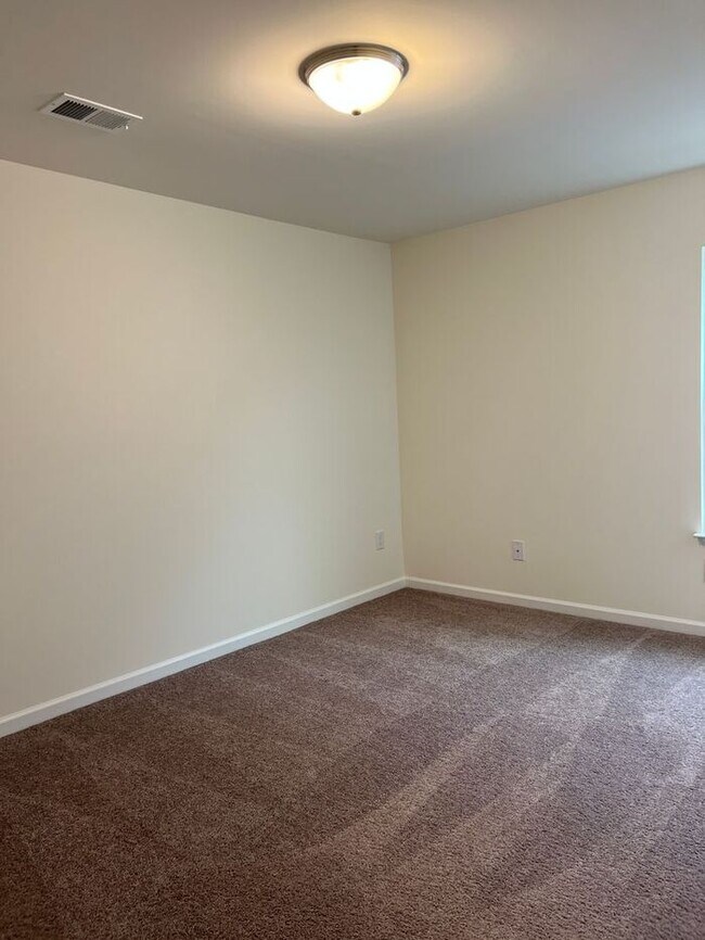 Building Photo - Available NOW – 3 Bedroom, 2.5 Bath Home in Roebuck, SC- $1,000 off First Full Months' Rent!