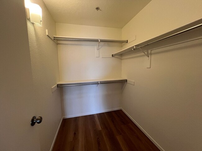Building Photo - Private End Unit with New Kitchen