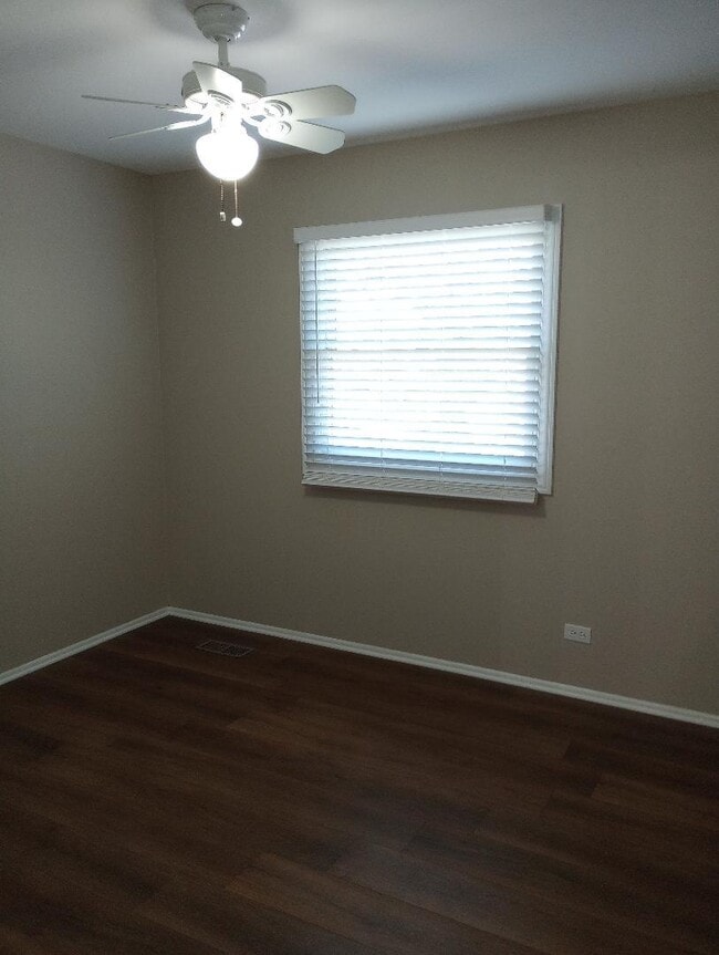 Building Photo - 110 Queens Cove