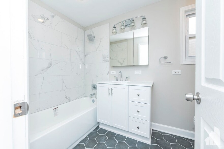 Building Photo - 1426 N Greenview Ave