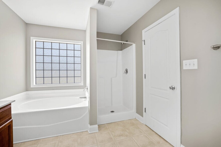 Building Photo - 121 Feathers Ln