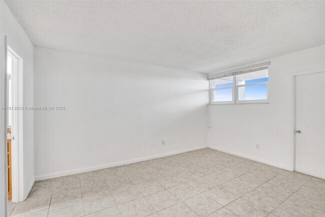 Building Photo - 3100 NE 49th St
