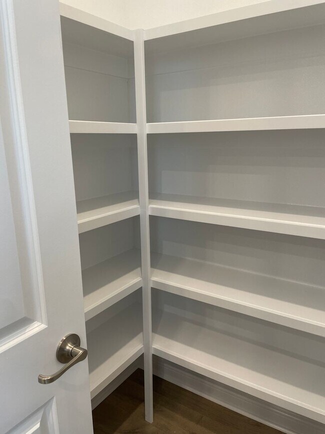 Building Photo - Annual Unfurnished 3 Bedroom, 3.5 Bathroom Townhome adjacent to Downtown Sarasota