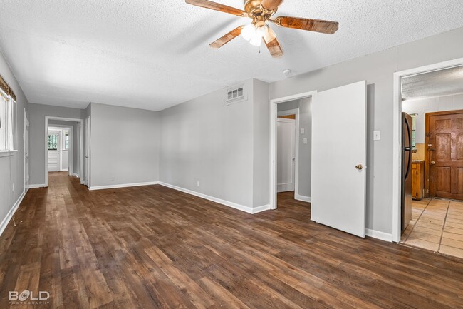 Building Photo - 4 BEDROOM 2 BATH