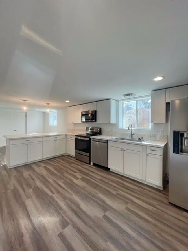 Building Photo - Fully Renovated MidTown Duplex with Parking!