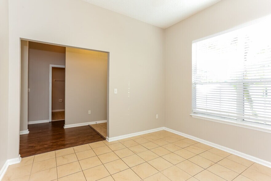 Building Photo - 667 Bonaparte Dr